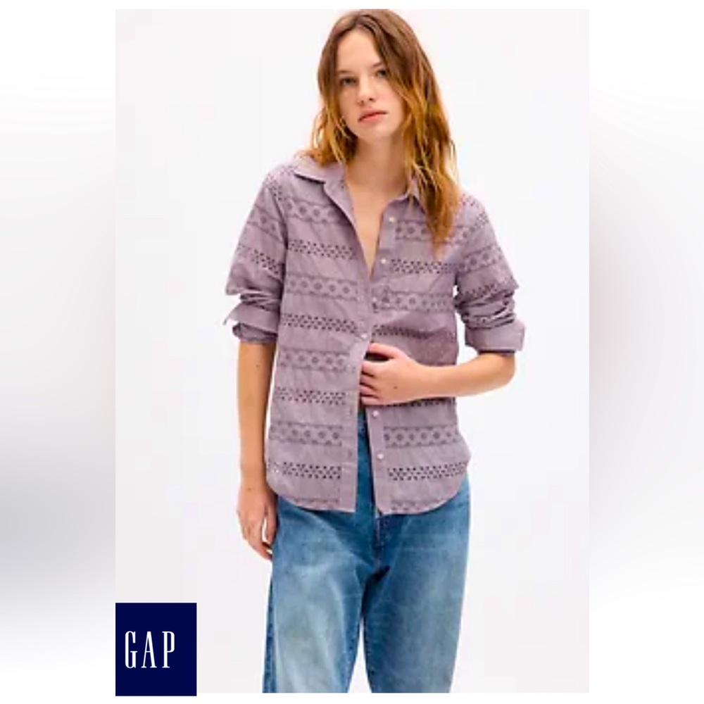 Gap Eyelet long sleeve button-down shirt. Size MTall.